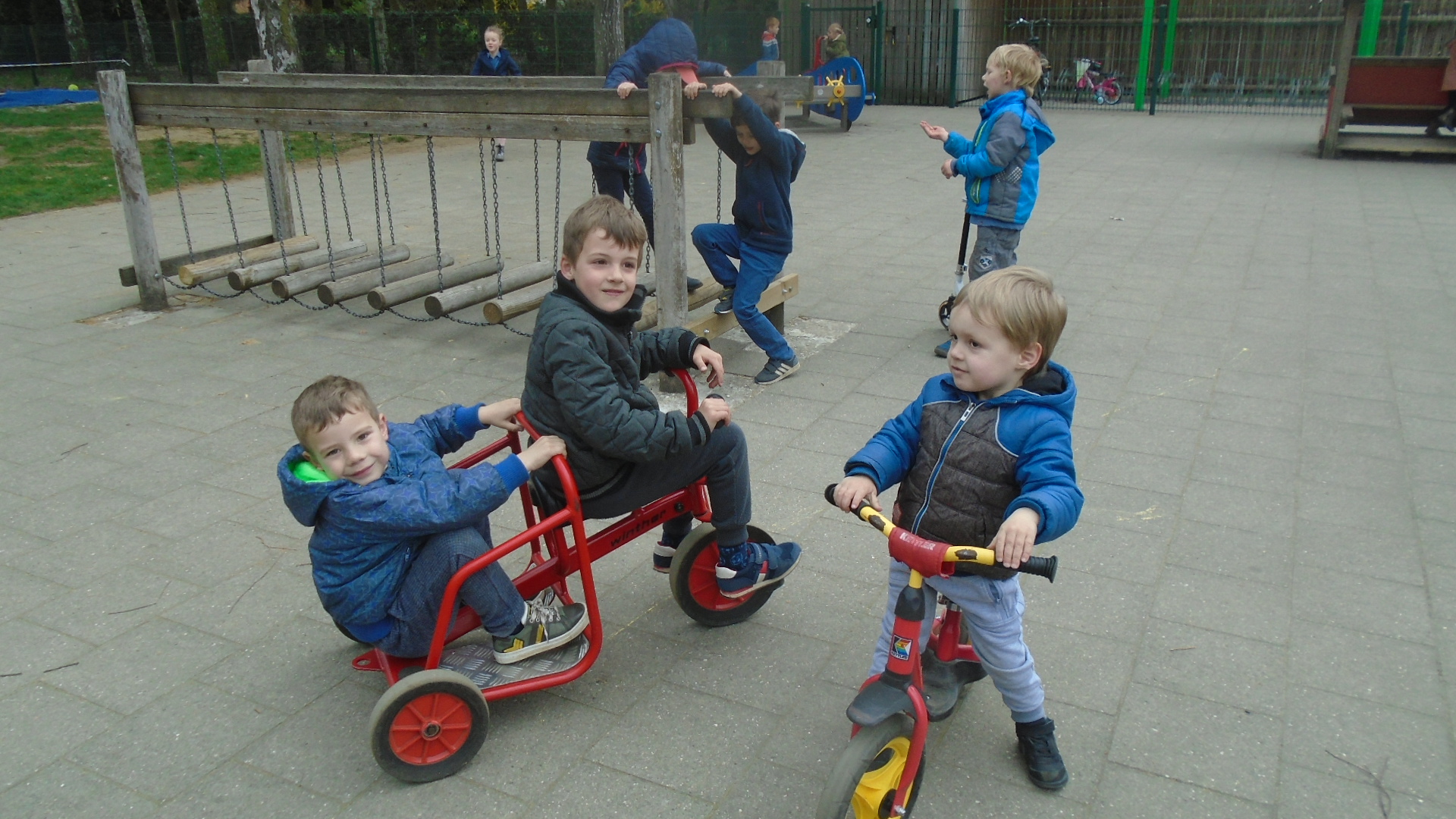 Buiten spelen -kleuters Stotert